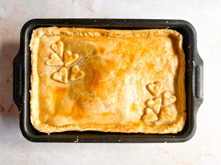 Empadão pincelado com gema antes de ir ao forno.