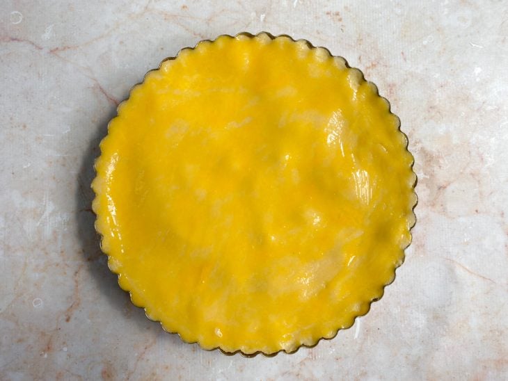Uma forma com o empadão pronto para assar.