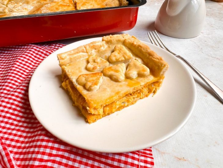 Empadão assado, dourado e pronto para servir.