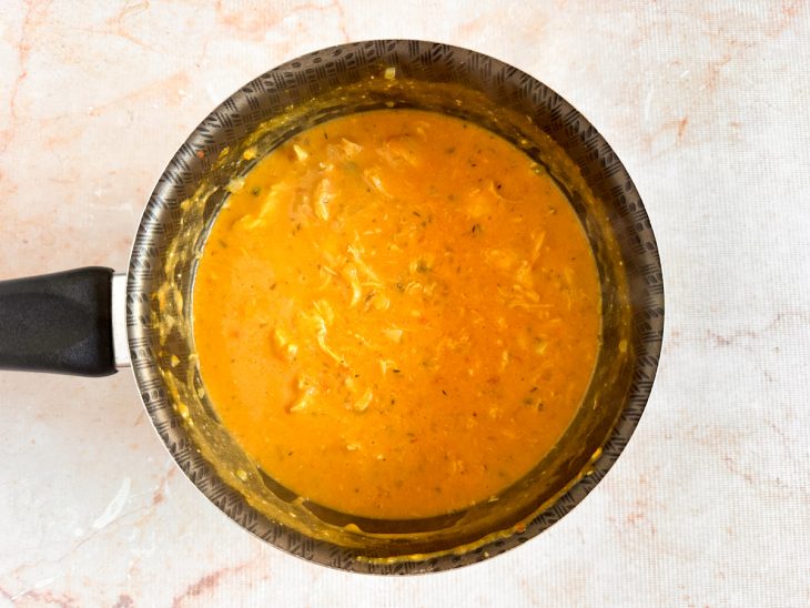 Recheio engrossando com a mistura de farinha e água do cozimento.