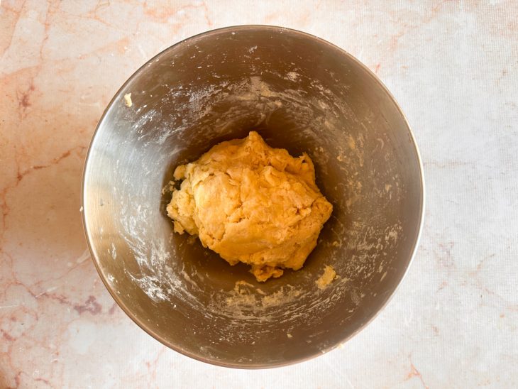 Ingredientes da massa sendo misturados até formar uma massa uniforme.