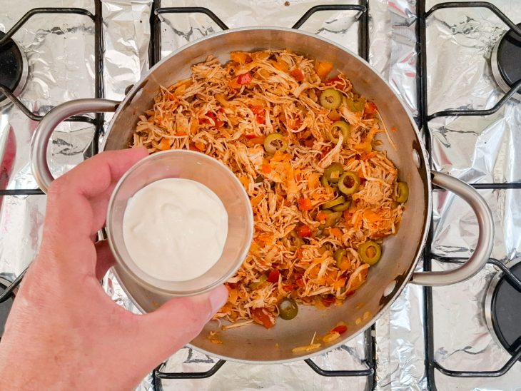 Requeijão adicionado na panela.