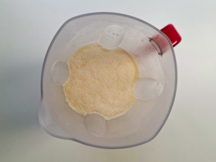 Ingredientes batidos no liquidificador.