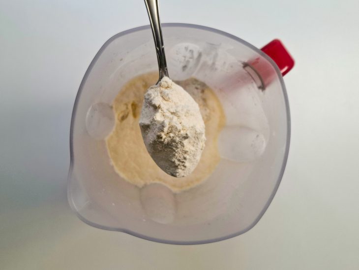 Farinha de trigo adicionada no liquidificador.