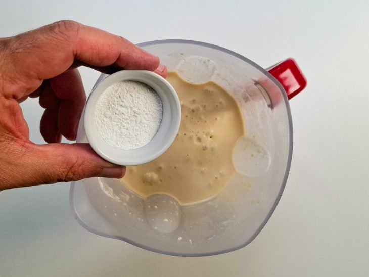Fermento em um recipiente para ser adicionado no liquidificador.