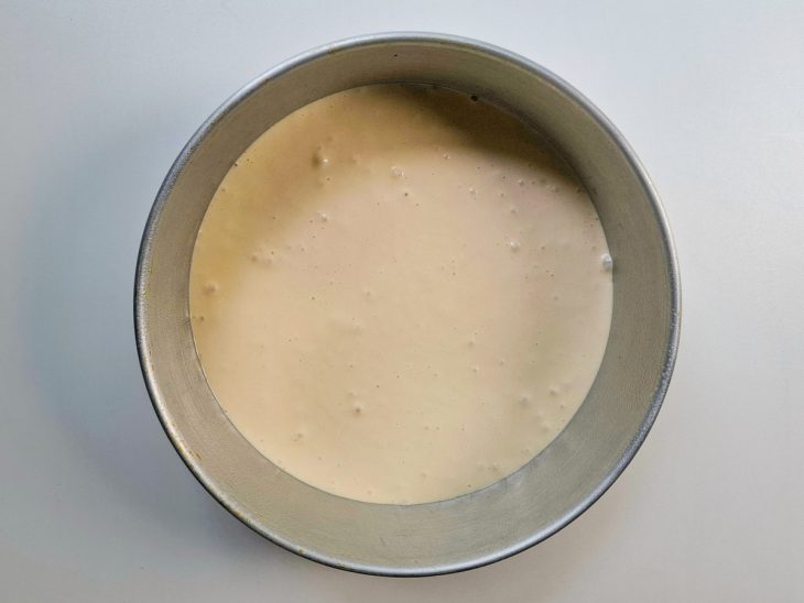 Massa despejada na forma untada e enfarinhada.