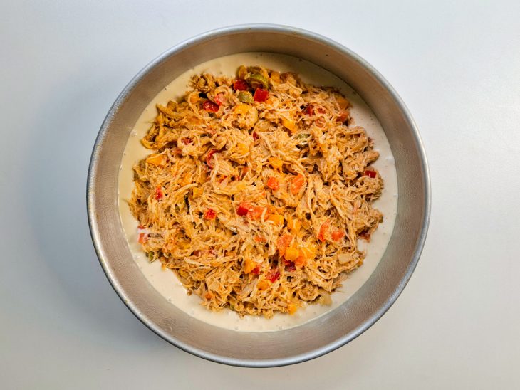 Recheio colocado no centro da massa.