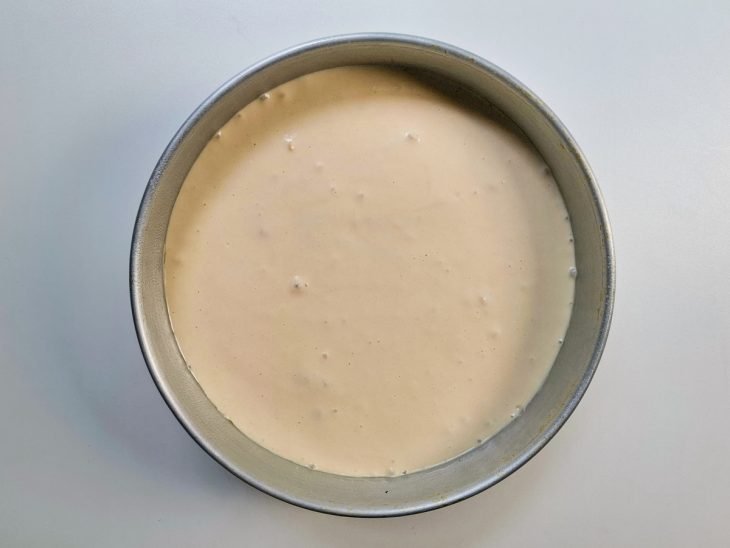 Massa despejada sobre o frango.