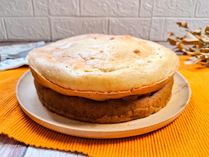 Empadão de liquidificador desenformado e pronto para consumo.