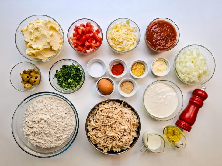 Ingredientes separados sobre a bancada.