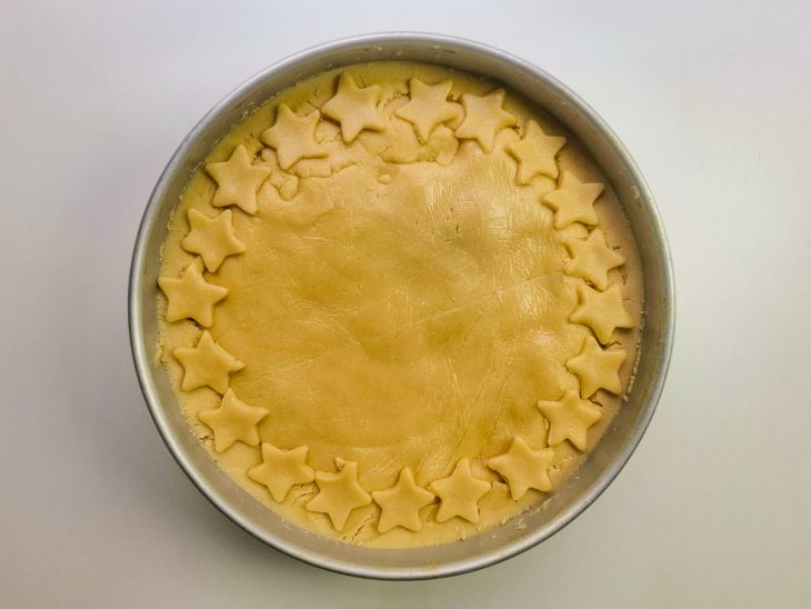 Empadão coberto com a massa.