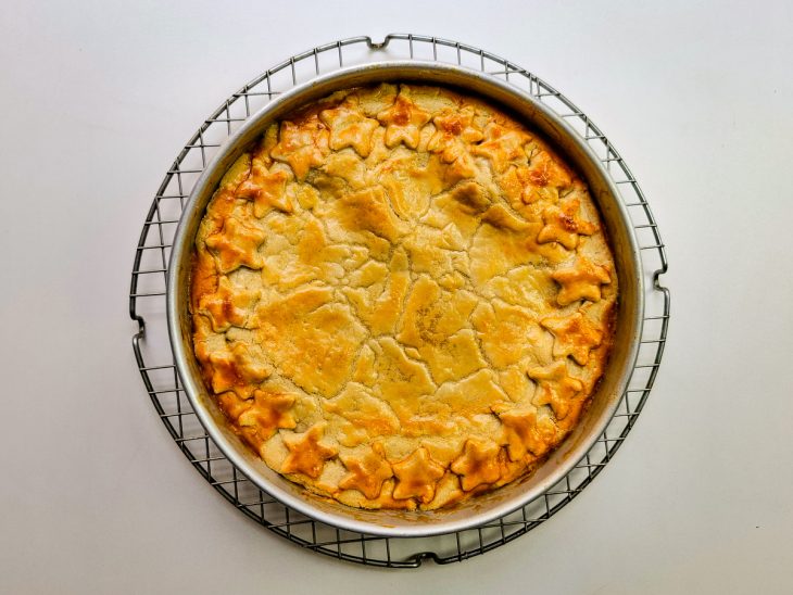 Empadão dourado no forno.