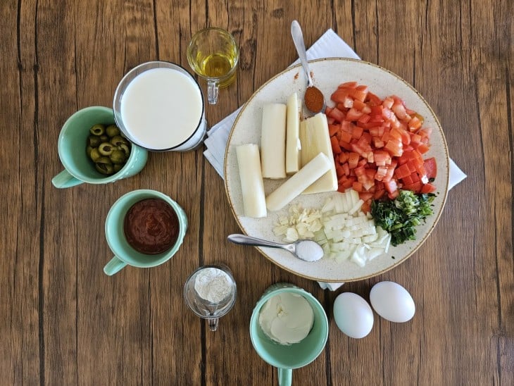 Ingredientes do recheio do empadão de palmito com requeijão.