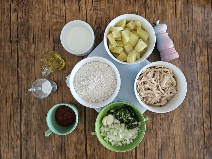 Ingredientes do empadão fit reunidos.