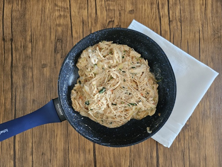 recheio de frango cremoso em uma frigideira.