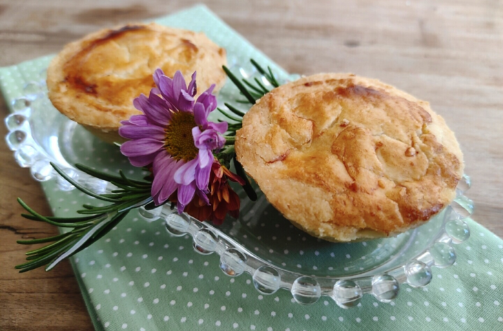 Empadinha de calabresa com requeijão
