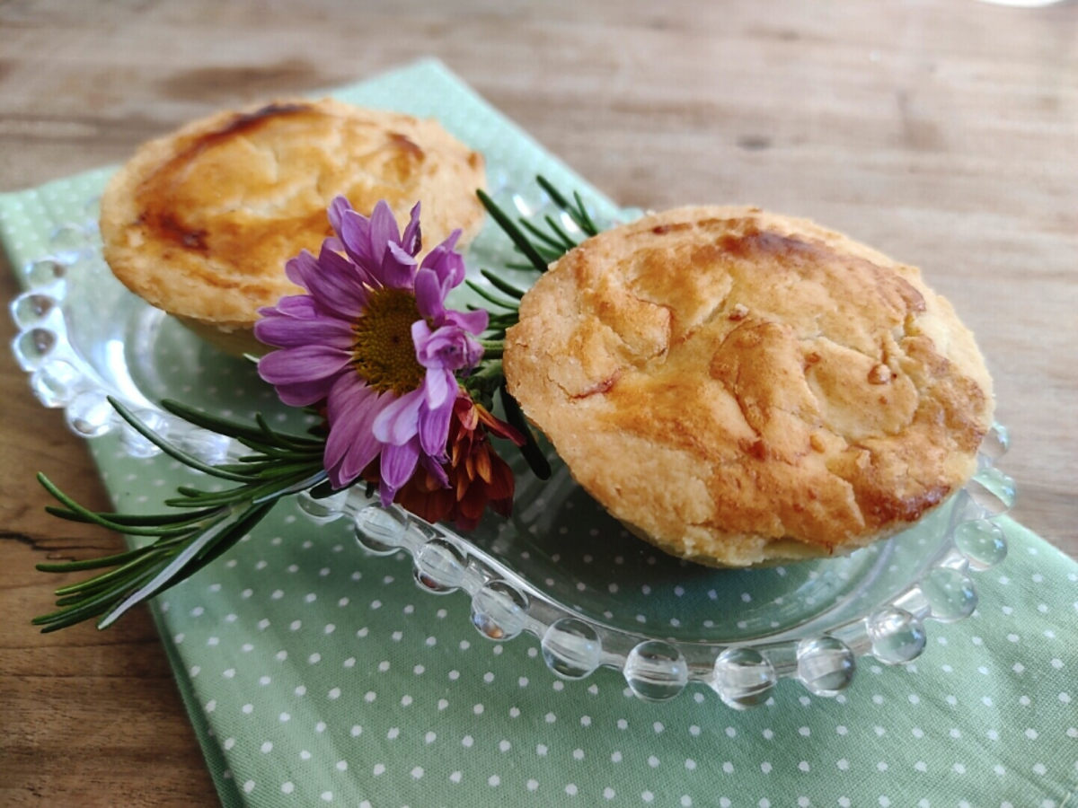 Empadinha de calabresa com requeijão