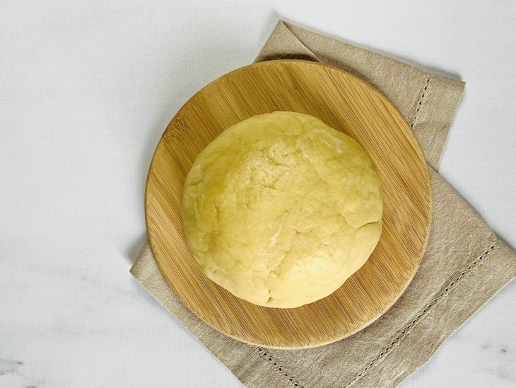 Massa sovada sobre uma tábua.