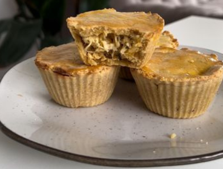 Empadinha de frango com farinha de amêndoas