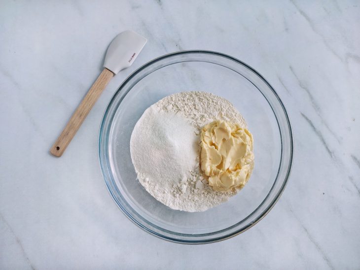 Ingredientes colocados numa tigela para serem misturados.