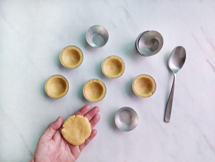 Porções da massa sendo modeladas na forminha.