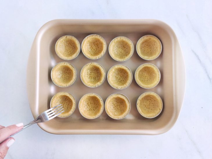 Massas furadas com um garfo.