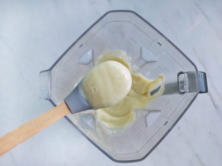 Ingredientes batidos no liquidificador.