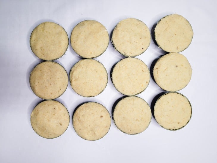 Empadinhas fechadas ainda cruas em forminhas.