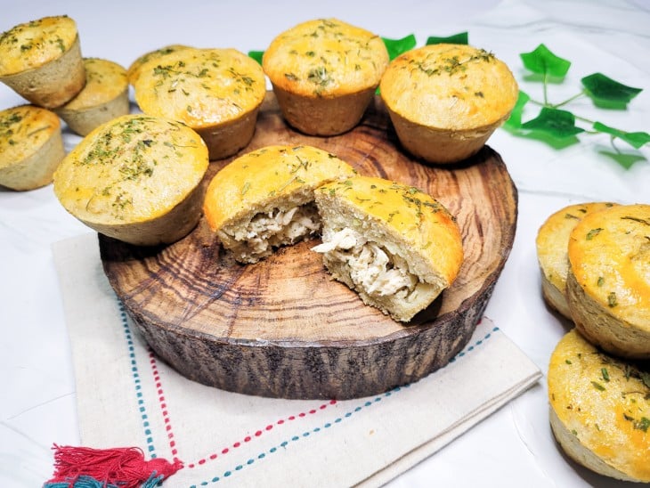 Empadinha fit de batata-doce cortada ao meio com recheio de frango.