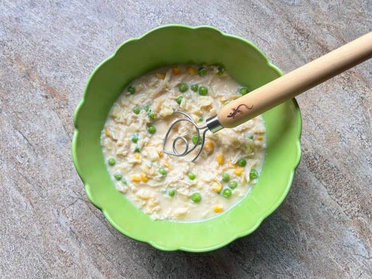 Massa misturadas com todos os ingredientes já adicionados.