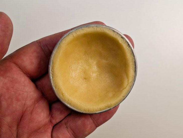 Massa cortada para se conformar na forminha.