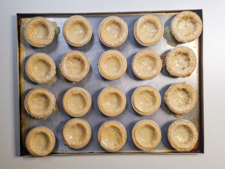 Forma com as empadinhas após tempo no forno.