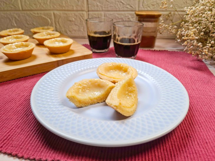 Empadinha servida em prato, uma cortada ao meio.