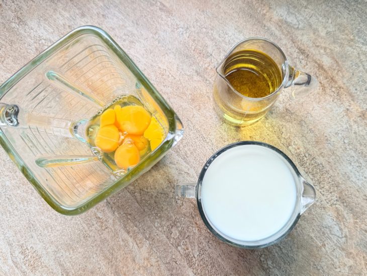 No liquificador os ovos, leite e óleo ao lado.