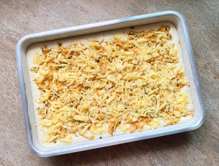 Massa com o recheio por cima.