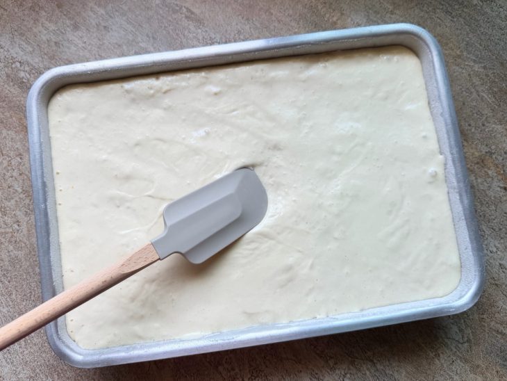 Recheio coberto com o restante da massa.