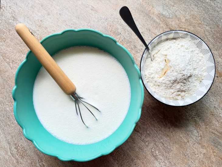 Mistura do liquidificador e a farinha de trigo.