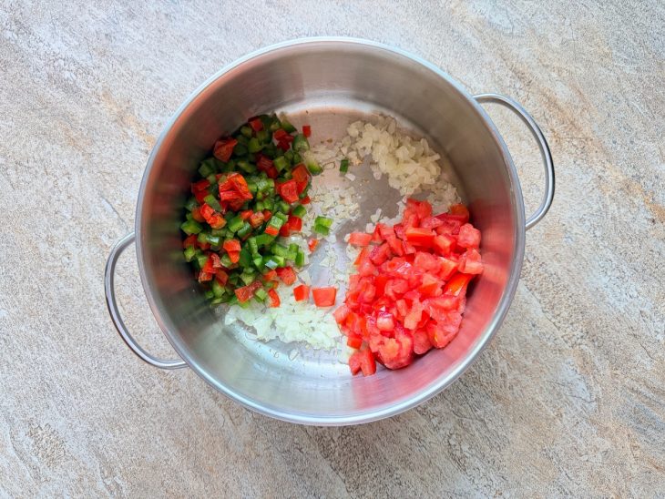 Cebola, tomate, pimentão e coentro refogados no azeite.