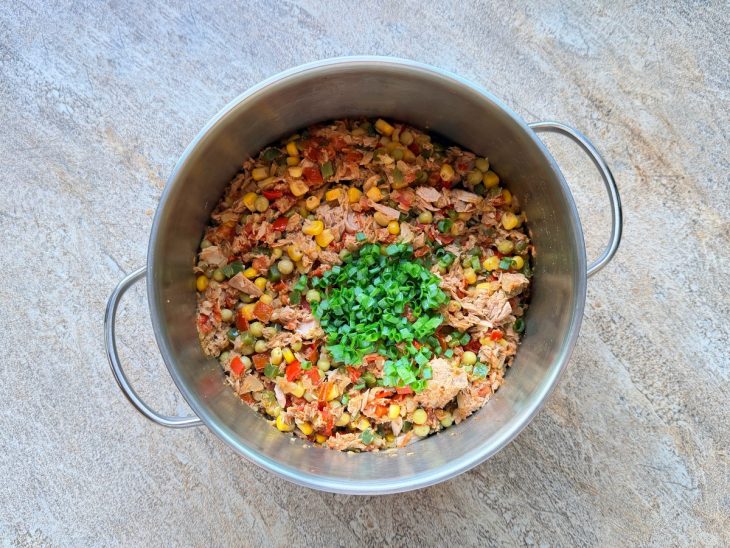 Cebolinha adicionada na panela.