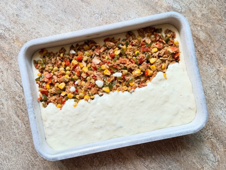 Camada da massa com parte do recheio.