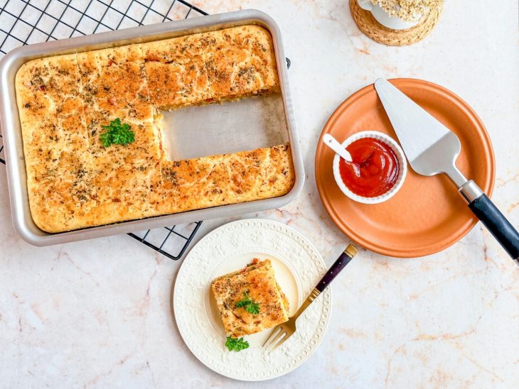 Empanada pronta, fatia servida em prato.