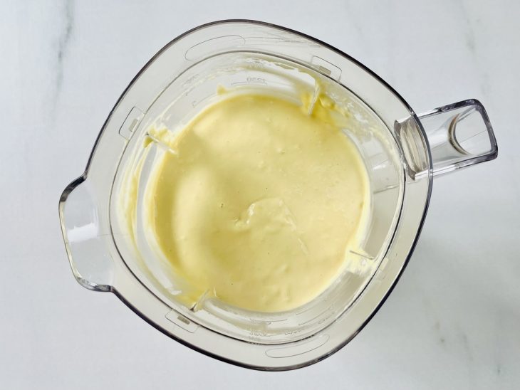 Ingredientes batidos no liquidificador.