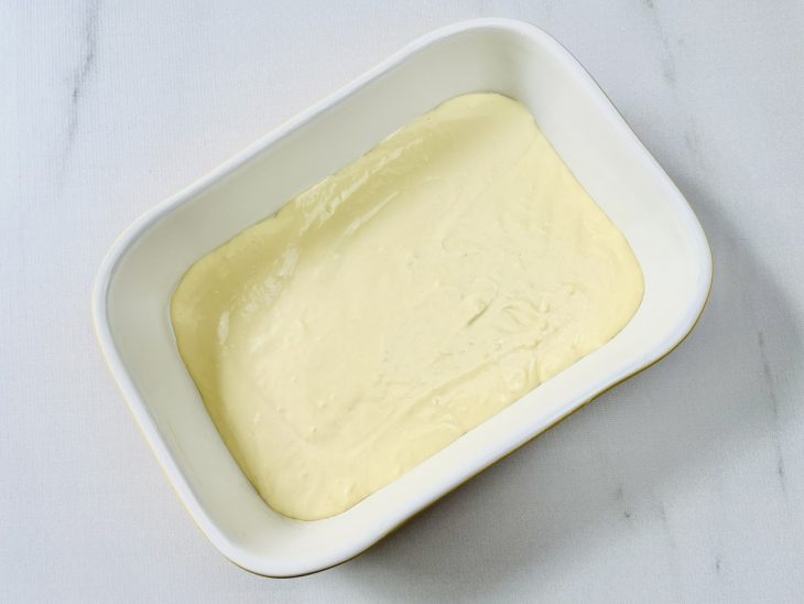 Massa despejada na forma untada.