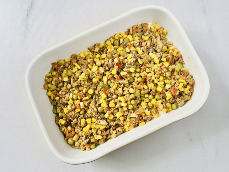 Recheio distribuído sobre a camada de massa.