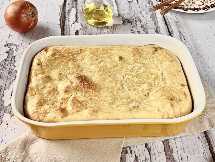 Empanada de sardinha simples pronta para consumo.