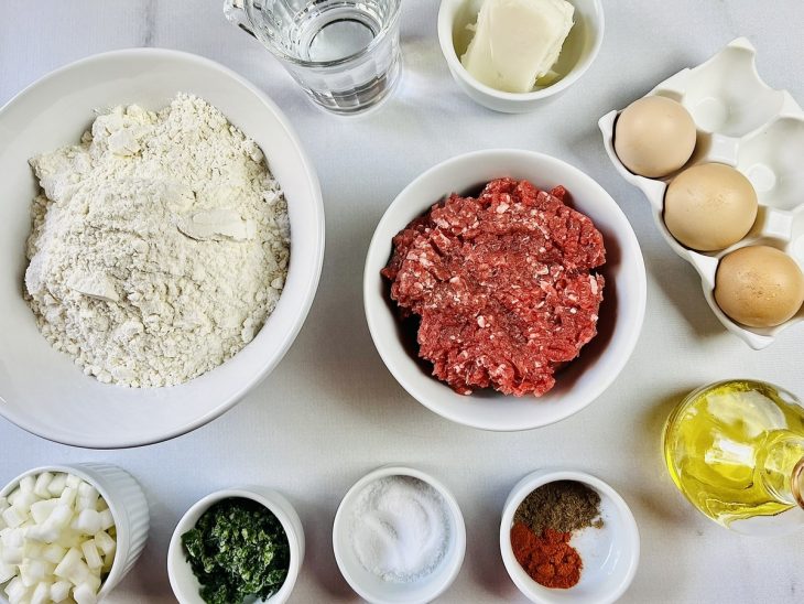 ingredientes de empanadas argentinas separados e organizados.