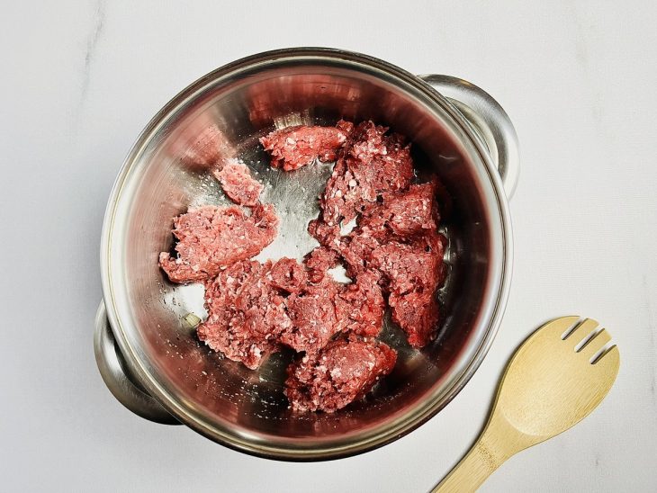 carne moída refogada na panela.