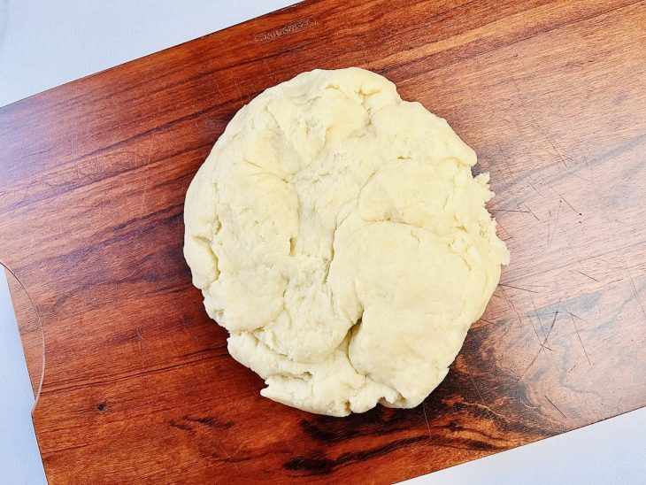 massa de empanada argentina misturada e sovada.