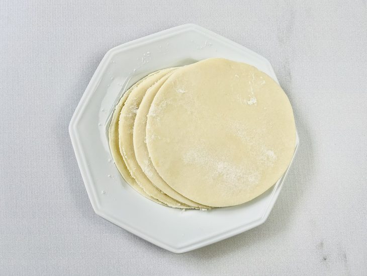 massa de empanada argentina cortada em discos redondos.