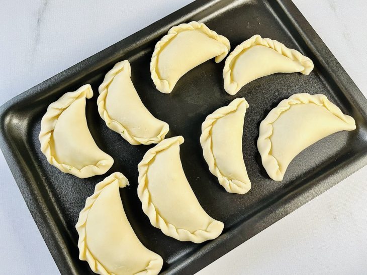 empanadas argentinas moldadas fechadas em formato tradicional.
